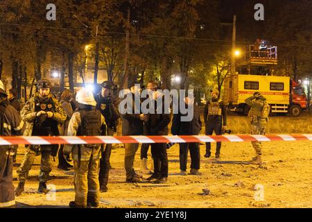 Am 28. Oktober 2024 treffen Teams Sicherheitsmaßnahmen rund um das historische Derschprom-Gebäude (das staatliche Industriegebäude), das erste sowjetische 13-stöckige Wolkenkratzer auf dem Freiheitsplatz, im Stadtzentrum von Charkiw, Ukraine. Ein russischer Bombenangriff auf Charkiw am Montag zerstörte einen Großteil des Derschprom-Gebäudes, eines der berühmtesten Wahrzeichen in der zweiten Stadt der Ukraine aus den 1920er Jahren Sechs Menschen wurden beim Streik um 21:00 Uhr Ortszeit (15:00 Uhr ET) verletzt, hinzu kamen 13 Verletzte bei einem früheren Bombenanschlag über Nacht auf die Stadt. Foto: Yevhen Titov/ABACAPRESS. KOM Stockfoto