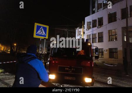 Am 28. Oktober 2024 treffen Teams Sicherheitsmaßnahmen rund um das historische Derschprom-Gebäude (das staatliche Industriegebäude), das erste sowjetische 13-stöckige Wolkenkratzer auf dem Freiheitsplatz, im Stadtzentrum von Charkiw, Ukraine. Ein russischer Bombenangriff auf Charkiw am Montag zerstörte einen Großteil des Derschprom-Gebäudes, eines der berühmtesten Wahrzeichen in der zweiten Stadt der Ukraine aus den 1920er Jahren Sechs Menschen wurden beim Streik um 21:00 Uhr Ortszeit (15:00 Uhr ET) verletzt, hinzu kamen 13 Verletzte bei einem früheren Bombenanschlag über Nacht auf die Stadt. Foto: Yevhen Titov/ABACAPRESS. KOM Stockfoto