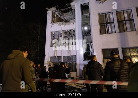 Am 28. Oktober 2024 treffen Teams Sicherheitsmaßnahmen rund um das historische Derschprom-Gebäude (das staatliche Industriegebäude), das erste sowjetische 13-stöckige Wolkenkratzer auf dem Freiheitsplatz, im Stadtzentrum von Charkiw, Ukraine. Ein russischer Bombenangriff auf Charkiw am Montag zerstörte einen Großteil des Derschprom-Gebäudes, eines der berühmtesten Wahrzeichen in der zweiten Stadt der Ukraine aus den 1920er Jahren Sechs Menschen wurden beim Streik um 21:00 Uhr Ortszeit (15:00 Uhr ET) verletzt, hinzu kamen 13 Verletzte bei einem früheren Bombenanschlag über Nacht auf die Stadt. Foto: Yevhen Titov/ABACAPRESS. KOM Stockfoto