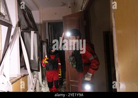 Am 28. Oktober 2024 treffen Teams Sicherheitsmaßnahmen rund um das historische Derschprom-Gebäude (das staatliche Industriegebäude), das erste sowjetische 13-stöckige Wolkenkratzer auf dem Freiheitsplatz, im Stadtzentrum von Charkiw, Ukraine. Ein russischer Bombenangriff auf Charkiw am Montag zerstörte einen Großteil des Derschprom-Gebäudes, eines der berühmtesten Wahrzeichen in der zweiten Stadt der Ukraine aus den 1920er Jahren Sechs Menschen wurden beim Streik um 21:00 Uhr Ortszeit (15:00 Uhr ET) verletzt, hinzu kamen 13 Verletzte bei einem früheren Bombenanschlag über Nacht auf die Stadt. Foto: Yevhen Titov/ABACAPRESS. KOM Stockfoto