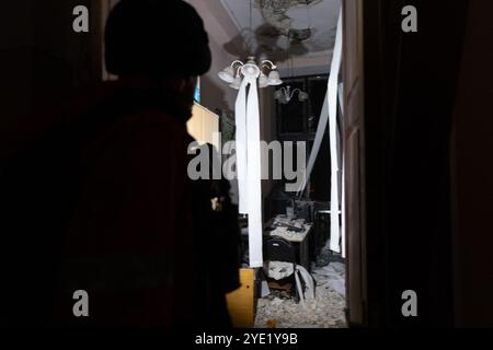 Am 28. Oktober 2024 treffen Teams Sicherheitsmaßnahmen rund um das historische Derschprom-Gebäude (das staatliche Industriegebäude), das erste sowjetische 13-stöckige Wolkenkratzer auf dem Freiheitsplatz, im Stadtzentrum von Charkiw, Ukraine. Ein russischer Bombenangriff auf Charkiw am Montag zerstörte einen Großteil des Derschprom-Gebäudes, eines der berühmtesten Wahrzeichen in der zweiten Stadt der Ukraine aus den 1920er Jahren Sechs Menschen wurden beim Streik um 21:00 Uhr Ortszeit (15:00 Uhr ET) verletzt, hinzu kamen 13 Verletzte bei einem früheren Bombenanschlag über Nacht auf die Stadt. Foto: Yevhen Titov/ABACAPRESS. KOM Stockfoto