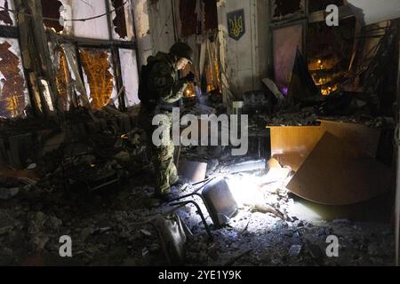 Am 28. Oktober 2024 treffen Teams Sicherheitsmaßnahmen rund um das historische Derschprom-Gebäude (das staatliche Industriegebäude), das erste sowjetische 13-stöckige Wolkenkratzer auf dem Freiheitsplatz, im Stadtzentrum von Charkiw, Ukraine. Ein russischer Bombenangriff auf Charkiw am Montag zerstörte einen Großteil des Derschprom-Gebäudes, eines der berühmtesten Wahrzeichen in der zweiten Stadt der Ukraine aus den 1920er Jahren Sechs Menschen wurden beim Streik um 21:00 Uhr Ortszeit (15:00 Uhr ET) verletzt, hinzu kamen 13 Verletzte bei einem früheren Bombenanschlag über Nacht auf die Stadt. Foto: Yevhen Titov/ABACAPRESS. KOM Stockfoto