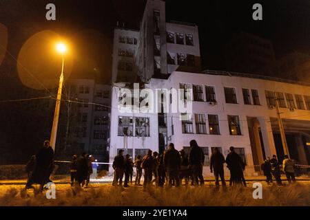 Am 28. Oktober 2024 treffen Teams Sicherheitsmaßnahmen rund um das historische Derschprom-Gebäude (das staatliche Industriegebäude), das erste sowjetische 13-stöckige Wolkenkratzer auf dem Freiheitsplatz, im Stadtzentrum von Charkiw, Ukraine. Ein russischer Bombenangriff auf Charkiw am Montag zerstörte einen Großteil des Derschprom-Gebäudes, eines der berühmtesten Wahrzeichen in der zweiten Stadt der Ukraine aus den 1920er Jahren Sechs Menschen wurden beim Streik um 21:00 Uhr Ortszeit (15:00 Uhr ET) verletzt, hinzu kamen 13 Verletzte bei einem früheren Bombenanschlag über Nacht auf die Stadt. Foto: Yevhen Titov/ABACAPRESS. KOM Stockfoto