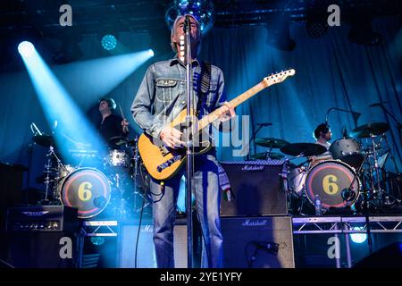 Glasgow, Großbritannien. Oktober 2024. Paul Weller tritt live auf der Bühne im Barrowland Ballroom auf. Ex Jam and Style Council Frontmann Paul Weller spielt einen intimen Auftritt im berühmten Glasgower Barrowland Ballroom und präsentiert sein neues Album 66. Quelle: SOPA Images Limited/Alamy Live News Stockfoto