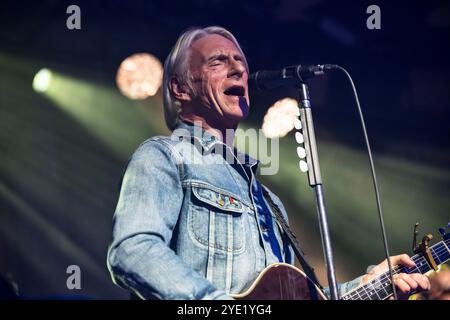 Glasgow, Großbritannien. Oktober 2024. Paul Weller tritt live auf der Bühne im Barrowland Ballroom auf. Ex Jam and Style Council Frontmann Paul Weller spielt einen intimen Auftritt im berühmten Glasgower Barrowland Ballroom und präsentiert sein neues Album 66. (Foto: Stuart Westwood/SOPA Images/SIPA USA) Credit: SIPA USA/Alamy Live News Stockfoto