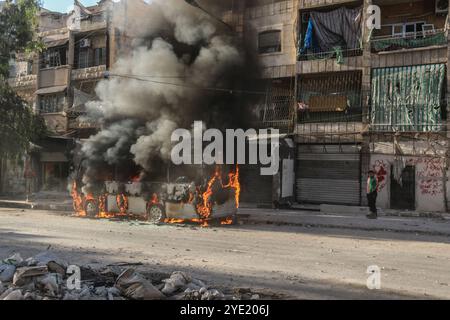 Syrische Jets haben die belagerte Stadt Aleppo mit Streubomben angegriffen, was mehrere Tote und Verletzte sowie viele Verbrennungen verursachte. Stockfoto