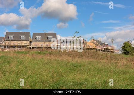 Green Field Construction Site – Ein modernes Bauprojekt, das Wohneigentum bietet, um den aktuellen Wohnungsanforderungen in Großbritannien gerecht zu werden. Stockfoto