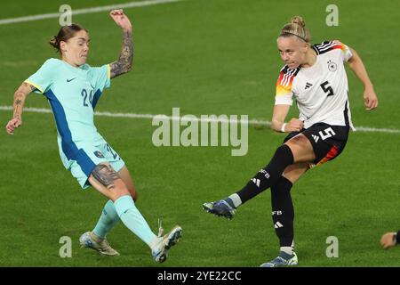 28. Oktober 2024, Nordrhein-Westfalen, Duisburg: Fußball, Frauen: Internationale Spiele, Deutschland - Australien, Schauinsland-Reisen-Arena, Sharn Freier (Australien, l-r), Pia-Sophie Wolter (Deutschland) Foto: Christoph Reichwein/dpa Stockfoto