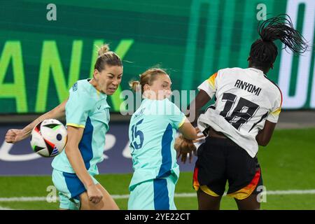 28. Oktober 2024, Nordrhein-Westfalen, Duisburg: Fußball, Frauen: Internationale Spiele, Deutschland - Australien, Schauinsland-Reisen-Arena, Alanna Kennedy (Australien, l-r), Clare Hunt (Australien), Nicole Anyomi (Deutschland) Foto: Christoph Reichwein/dpa Stockfoto