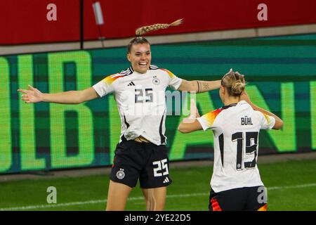 28. Oktober 2024, Nordrhein-Westfalen, Duisburg: Fußball, Frauen: Internationales Spiel, Deutschland - Australien, Schauinsland-Reisen-Arena, Selina Cerci (Deutschland) feiert nach ihrem Tor für 1:0, Klara Bühl (Deutschland, l-r) jubelt ihr zu. Foto: Christoph Reichwein/dpa Stockfoto