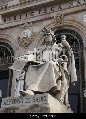 Alfonso X. von Kastilien der Weisen (1221-1284). König von Kastilien, León und Galicien. Statue von J. Alcoverro. Nationalbibliothek. Madrid. Spanien. Stockfoto