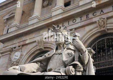 Alfonso X. von Kastilien der Weisen (1221-1284). König von Kastilien, León und Galicien. Statue von J. Alcoverro. Nationalbibliothek. Madrid. Spanien. Stockfoto