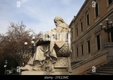Statue von Isidor von Sevilla (ca. 560-636). Madrid. Autor José Alcoverro, 1892. Stockfoto