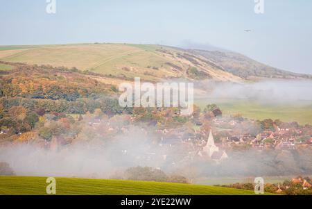 Herbstliche nebelige Morgensonnenaufgänge in der Nähe von Alfriston Village, eingebettet im cuckmere Valley in den südlichen Downs East Sussex Südosten Englands Großbritannien Stockfoto