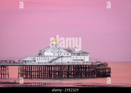 Fliedernder Himmel über dem Eastbourne Pier bei Ebbe und Sonnenuntergang im Osten Sussex im Südosten Englands Großbritannien Stockfoto