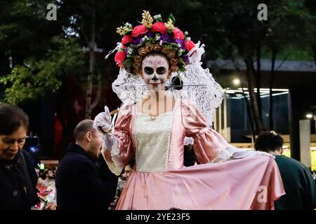 Dia de los Muertos: Mega Day of the Dead Catrina Prozession Eine Frau, die als Catrinas gekleidet ist und ihr Gesicht als Schädel aufgerichtet ist, nimmt an der Mega Catrina Prozession Teil, als Teil der Feierlichkeiten zum Tag der Toten auf der Paseo de la Reforma Avenue. Mexico City CDMX Mexico Copyright: XLuisxBarronx Stockfoto