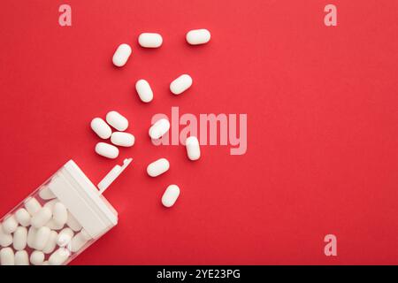 Leckere Minzbonbons mit Box auf rotem Hintergrund, Draufsicht Stockfoto