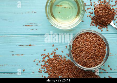 Flachssamen und Öl in der Flasche auf blauem hölzernem Hintergrund Stockfoto