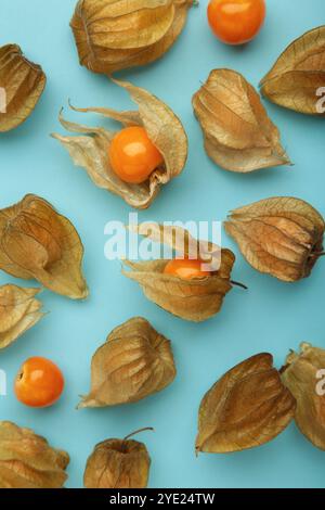 Frucht Physalis peruviana auf blauem Hintergrund. Vertikales Foto. Draufsicht Stockfoto