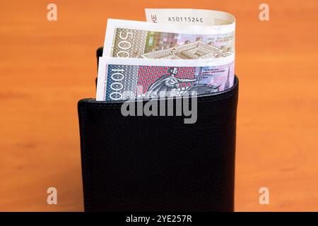 Kroatisches Geld - Kuna in der schwarzen Brieftasche Stockfoto