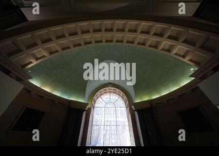 Ein Blick auf einen Teil der Flüstergalerie im Erdgeschoss des Old Bailey, der so gebaut sein soll, dass eine Person auf der einen Seite ein Geheimnis flüstern kann und auf der anderen wegen seiner ungewöhnlichen Akustik gehört werden kann, während einer Führung durch den Central Criminal Court of England and Wales, allgemein als Old Bailey bezeichnet, in London. Bilddatum: Mittwoch, 28. August 2024. Stockfoto