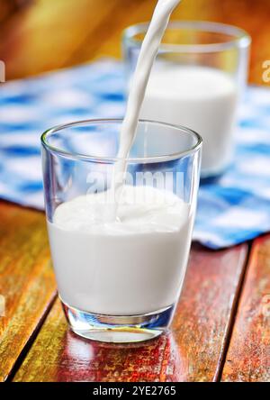 Ein Glas Kuhmilch auf dem Tisch. Stockfoto