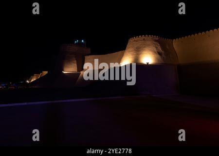 Nächtlicher Blick auf die Stadtmauer von Chiva (Itchan Kala). Chiwa ist eine Stadt und ein Stadtteil in der Region Chorazm in Usbekistan. Die Stadt wurde gegründet Stockfoto