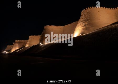 Nächtlicher Blick auf die Stadtmauer von Chiva (Itchan Kala). Chiwa ist eine Stadt und ein Stadtteil in der Region Chorazm in Usbekistan. Die Stadt wurde gegründet Stockfoto