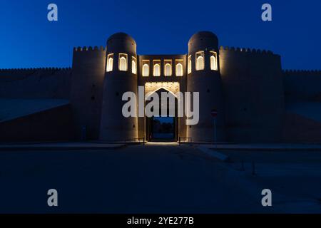 Nachtblick auf das Südtor der Innenstadt von Chiwa (Itchan Kala). Chiwa ist eine Stadt und ein Stadtteil in der Region Chorazm in Usbekistan. Die Stadt wurde gegründet Stockfoto