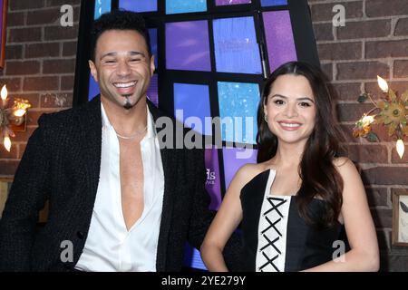 Oktober 29, 2024, Los Angeles, CA, USA: LOS ANGELES - 28. OKT: Corbin Bleu, Sasha Clements at the Wizards Beyond Waverly Place Premiere Red Carpet im El Capitan Theater am 28. Oktober 2024 in Los Angeles, CA (Credit Image: © Kay Blake/ZUMA Press Wire) NUR REDAKTIONELLE VERWENDUNG! Nicht für kommerzielle ZWECKE! Stockfoto