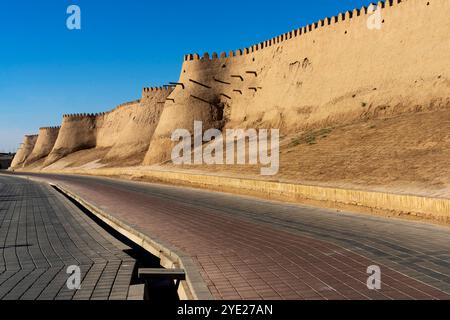 Chivas beeindruckende Stadtmauer der Innenstadt, genannt Itchan Kala. Chiwa ist eine Stadt und ein Stadtteil in der Region Chorazm in Usbekistan. Stockfoto