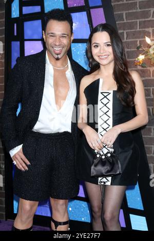 Oktober 29, 2024, Los Angeles, CA, USA: LOS ANGELES - 28. OKT: Corbin Bleu, Sasha Clements at the Wizards Beyond Waverly Place Premiere Red Carpet im El Capitan Theater am 28. Oktober 2024 in Los Angeles, CA (Credit Image: © Kay Blake/ZUMA Press Wire) NUR REDAKTIONELLE VERWENDUNG! Nicht für kommerzielle ZWECKE! Stockfoto