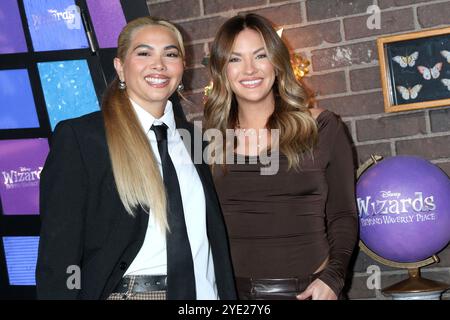 Oktober 29, 2024, Los Angeles, CA, USA: LOS ANGELES - 28. OKT: Hayley Kiyoko, Becca Tilley bei The Wizards Beyond Waverly Place Premiere Red Carpet im El Capitan Theater am 28. Oktober 2024 in Los Angeles, CA (Credit Image: © Kay Blake/ZUMA Press Wire) NUR REDAKTIONELLE VERWENDUNG! Nicht für kommerzielle ZWECKE! Stockfoto