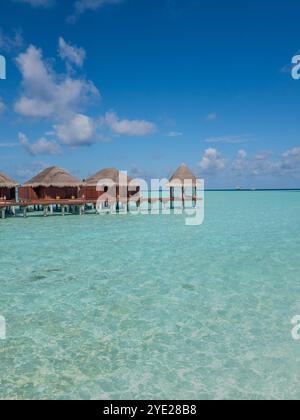 Entfliehen Sie dem Paradies! Kristallklares, türkisfarbenes Wasser, Bungalows über dem Wasser und endloser blauer Himmel machen diesen tropischen Hafen zum ultimativen Kurzurlaub Stockfoto