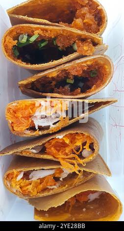 Neue Art von Thai Crispy Pancake Crepes in quadratischer Form, gefüllt mit Kokoscreme, thailändischem Süßfleisch, Kokosraspeln, Streifen Eigelb Stockfoto