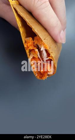 Neue Art von Thai Crispy Pancake Crepes in quadratischer Form, gefüllt mit Kokoscreme, thailändischem Süßfleisch, Kokosraspeln, Streifen Eigelb Stockfoto