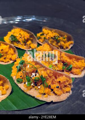 Alte Tradition oder originale Version von Thai Crispy Pancake Crepes, weniger Creme, gefüllt mit salzig rot geriebener Kokosnuss, lokaler Snack nur auf Thailan Stockfoto