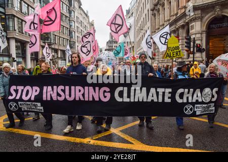 London, Großbritannien. Oktober 2024. Aktivisten der Extinction Rebellion marschieren in der City of London, dem Finanzviertel der Hauptstadt, um dreitägige Proteste zu starten, die Versicherungsgesellschaften auffordern, die Versicherung von Projekten mit fossilen Brennstoffen einzustellen. Quelle: Vuk Valcic/Alamy Live News Stockfoto