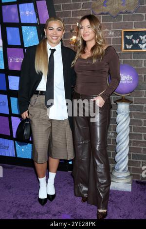 Los Angeles, USA. 28. Oktober 2024. Von links nach rechts: Hayley Kiyoko, Becca Tilley bei The Wizards Beyond Waverly Place Premiere Red Carpet. Quelle: Kathy Hutchins / Alamy Live News Stockfoto