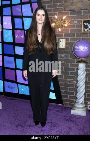 29. Oktober 2024, Los Angeles, CA, USA: LOS ANGELES - 28. OCT: Vanessa Marano bei The Wizards Beyond Waverly Place Premiere Red Carpet im El Capitan Theater am 28. Oktober 2024 in Los Angeles, CA (Credit Image: © Kay Blake/ZUMA Press Wire) NUR REDAKTIONELLE VERWENDUNG! Nicht für kommerzielle ZWECKE! Stockfoto