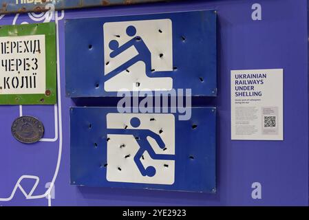 Schrapnell beschädigte Metallschilder auf der ukrainischen Eisenbahn-Weltausstellung Innotrans, Berlin, September 2024 Stockfoto