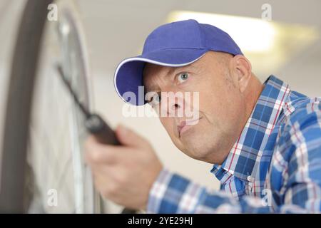 Mann repariert das Hinterrad des Fahrrads Stockfoto