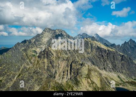 Erstaunliche Höhe - Tatra Berge in der Slowakei mit scharfen Gipfeln und blauem Himmel mit Wolken am Sommernachmittag - Blick vom Maly Svistovy Stit Berg Stockfoto