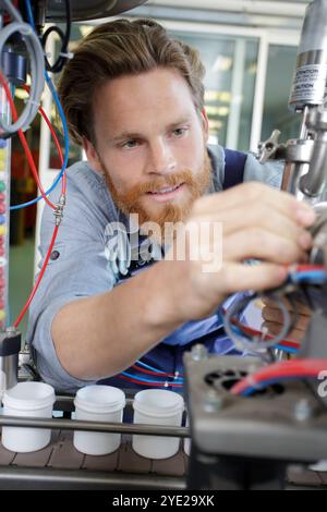 Man montiert elektronische Bauteile an einer Maschine Stockfoto