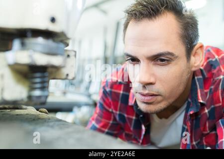 Professioneller Ingenieur Metallarbeiter, der cnc-Fräsmaschine bedient Stockfoto