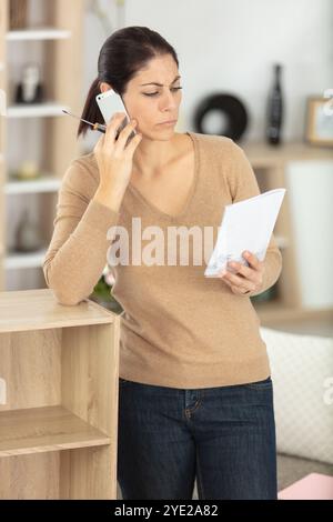 Süße junge Frau am Telefon Stockfoto