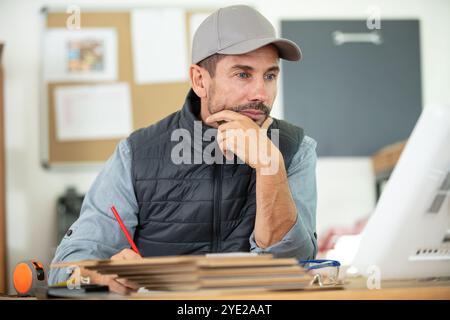 Zimmermannarbeit auf Holzbrett in der Werkstatt Stockfoto