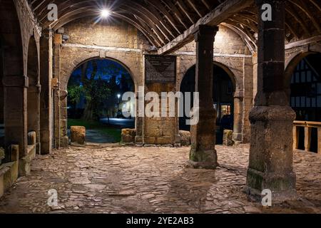 Innenraum der Chipping Campden Markthalle im Herbst bei Sonnenaufgang. Chipping Campden, Cotswolds, Gloucestershire, England Stockfoto