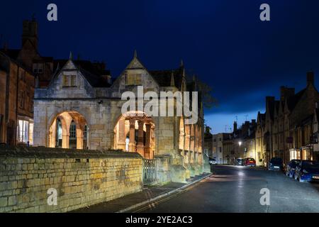 Chipping Campden Markthalle im Herbst bei Sonnenaufgang. Chipping Campden, Cotswolds, Gloucestershire, England Stockfoto