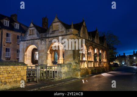 Chipping Campden Markthalle im Herbst bei Sonnenaufgang. Chipping Campden, Cotswolds, Gloucestershire, England Stockfoto